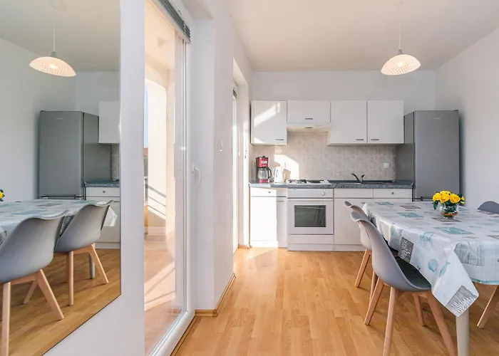 Mirjana * Location And Close To 아파트